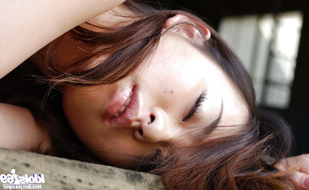 16P Pequena asiática gata Hikaru Koto tirando a camisa e posando de topless