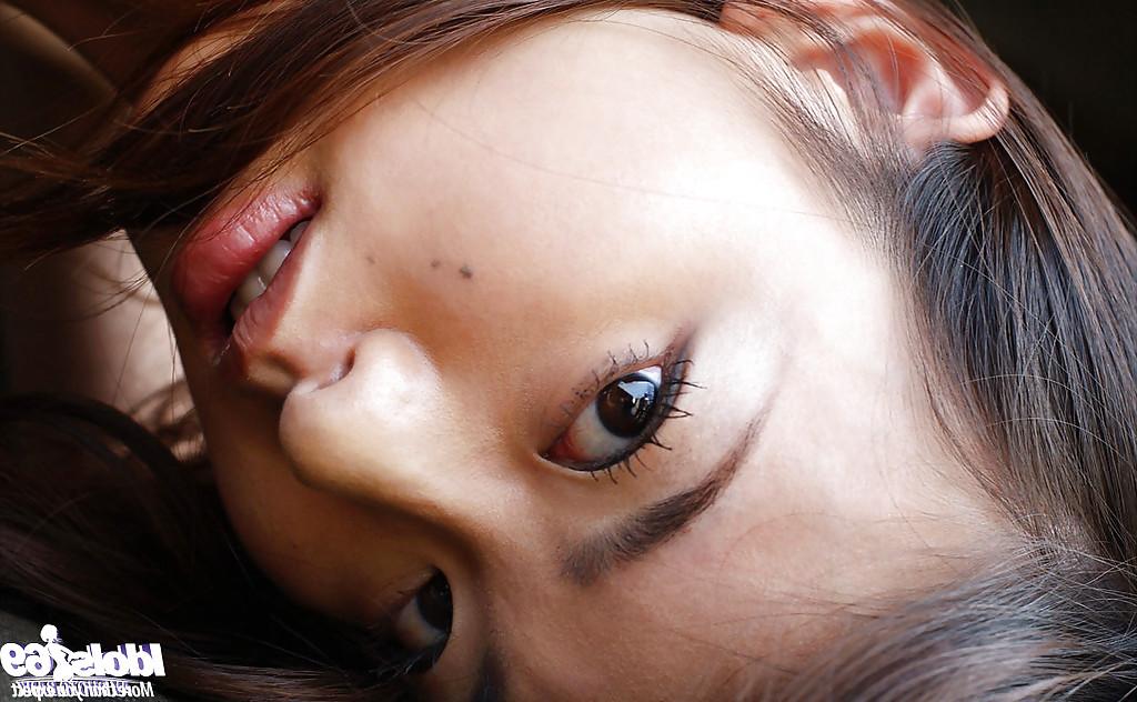 16P Pequena asiática gata Hikaru Koto tirando a camisa e posando de topless