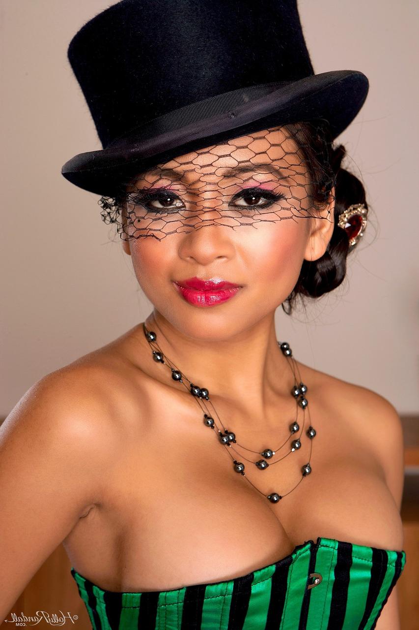 20P Petite Asian MILF Kina Kai perde espartilho sexy e espalha sua deliciosa buceta