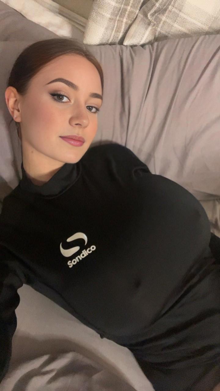 10P Adorável adolescente de olhos azuis e enormes juggs Brooke Mills posa em uma camisa justa
