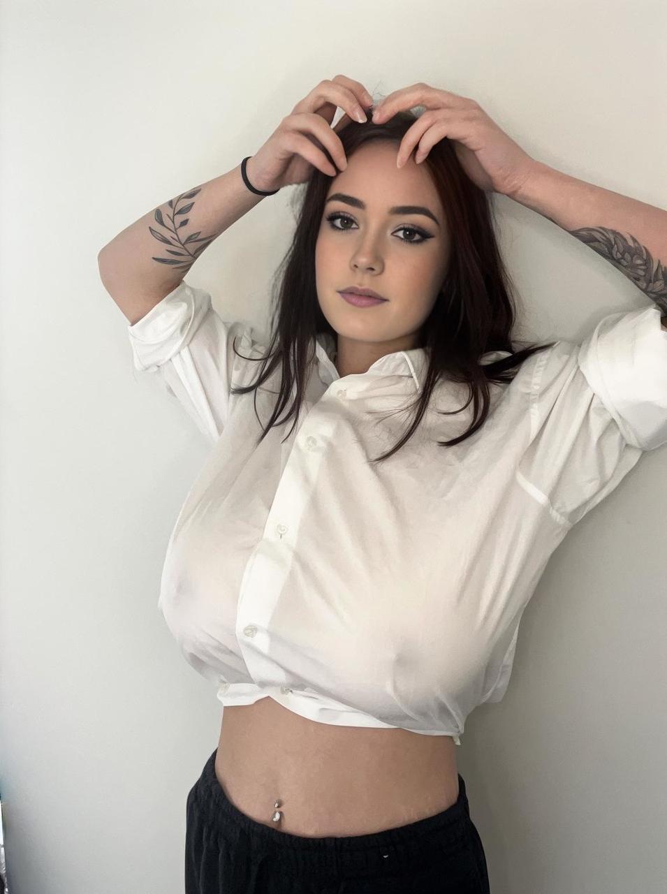 10P Adorável adolescente de olhos azuis e enormes juggs Brooke Mills posa em uma camisa justa