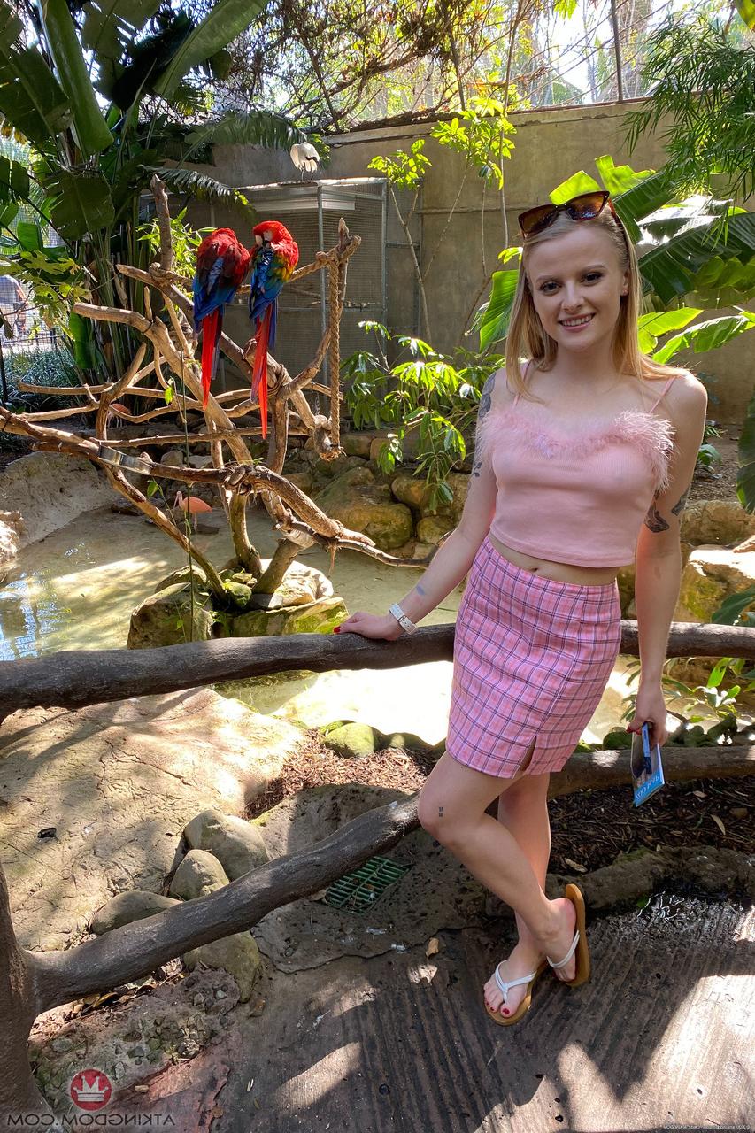 20P La petite amateur Paris White expose son gros butin et sa chatte humide dans une compilation
