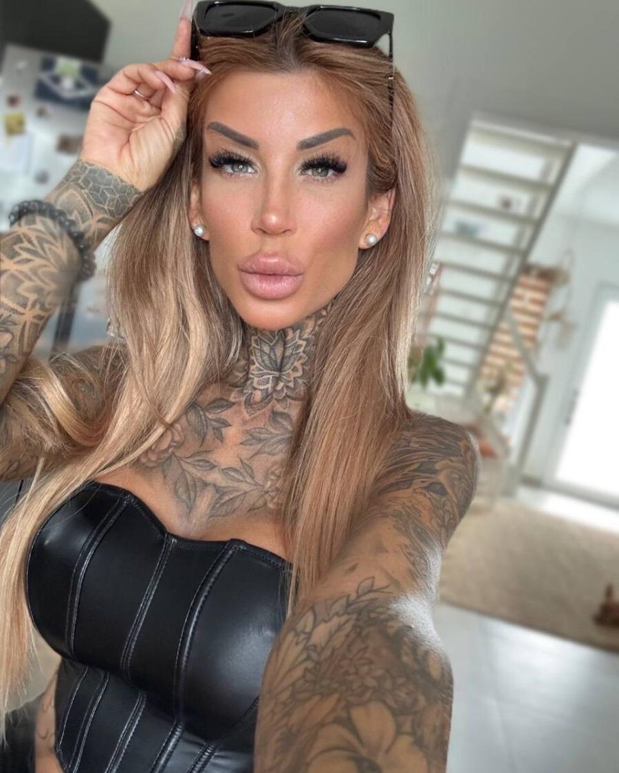 19P Tätowierte Amateurin neckt mit ihren atemberaubenden Kurven in heißen Outfits