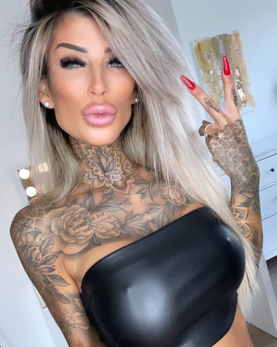 19P Tätowierte Amateurin neckt mit ihren atemberaubenden Kurven in heißen Outfits