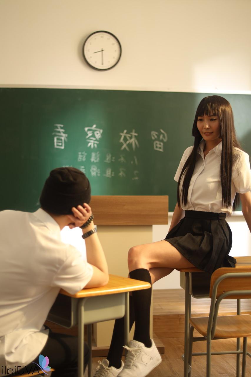 20P Das asiatische Schulmädchen Li Zhiyan bekommt einen gründlichen Schwanz verpasst, nachdem es im Unterricht einen geblasen hat