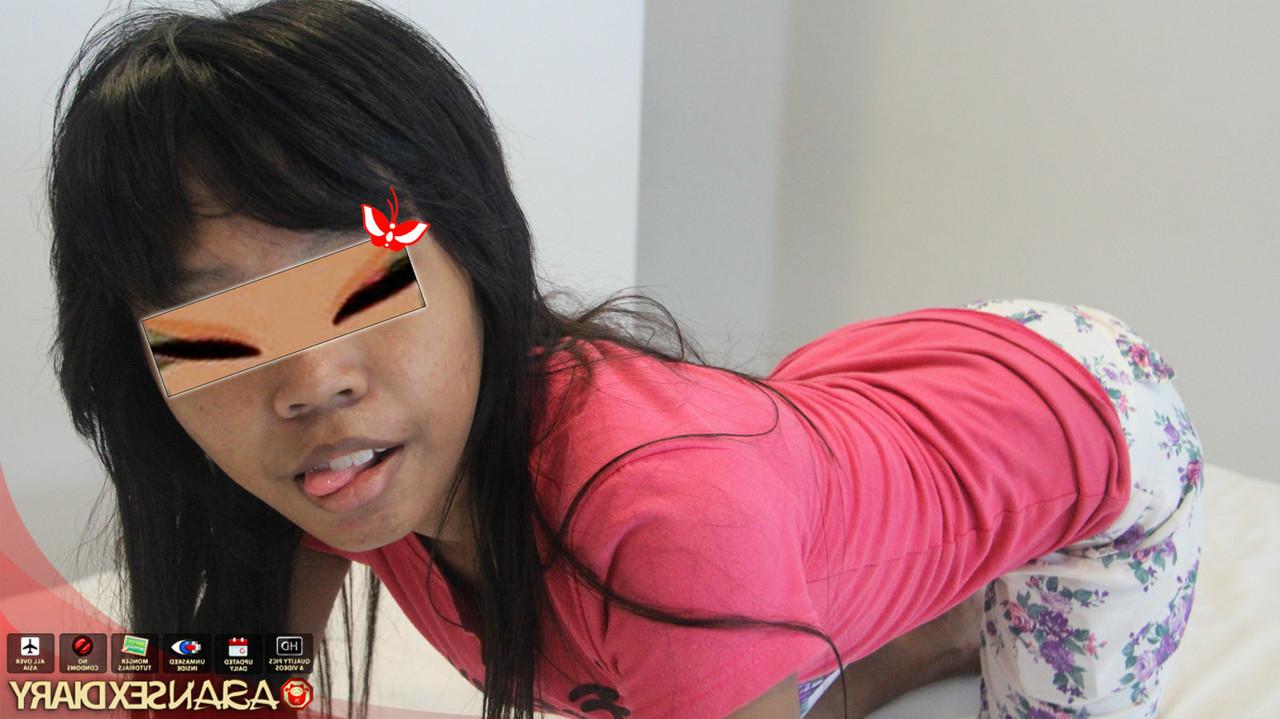 15P Die zierliche asiatische Amateurin Yanti trägt nach einem POV-Fick Sperma auf ihre kahle Muschi