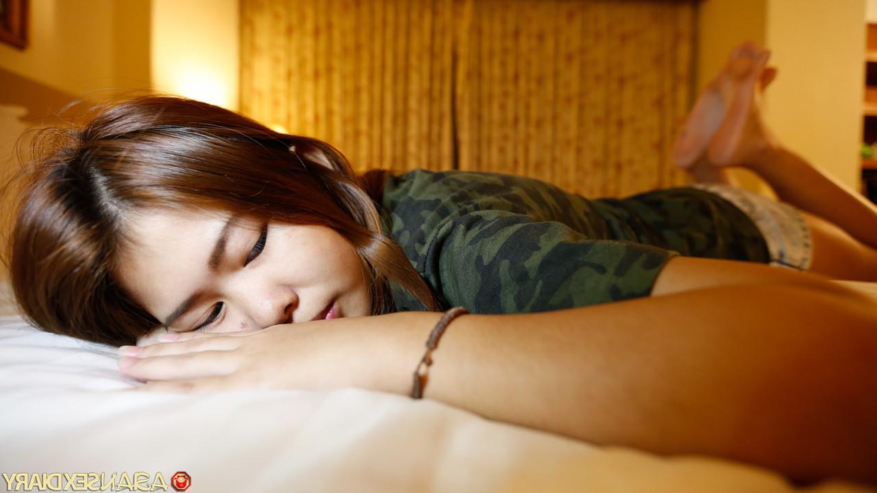 20P La linda asiática Tam se desnuda y pierde su virginidad con un extraño en el hotel