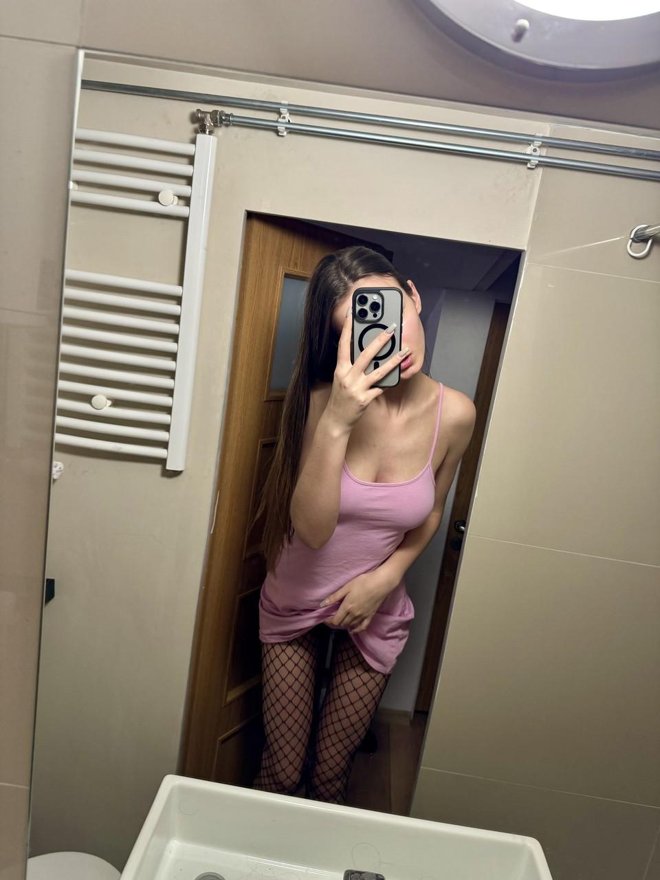 10P Das sexy Cam-Babe von OnlyFans stellt ihren großen Arsch in sexy Höschen zur Schau