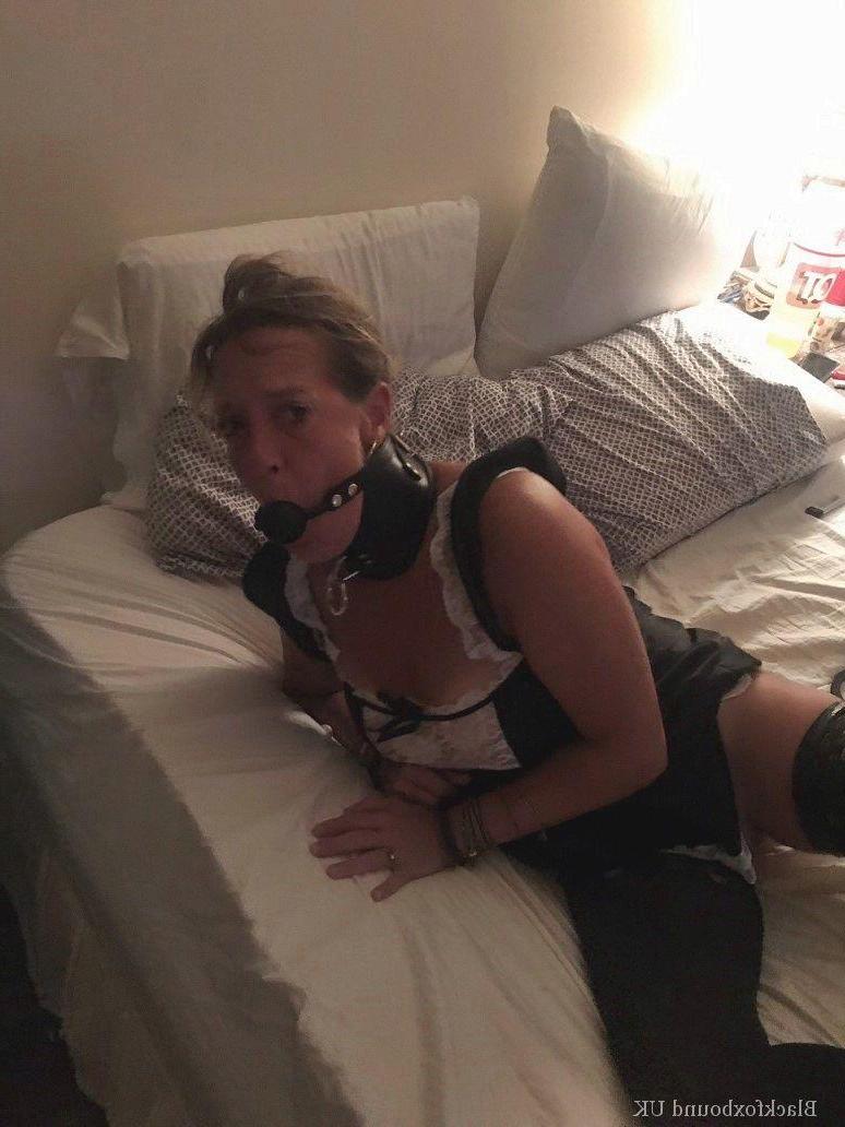 16P Une femme aux gros seins se retrouve ligotée et bâillonnée de différentes manières dans sa maison