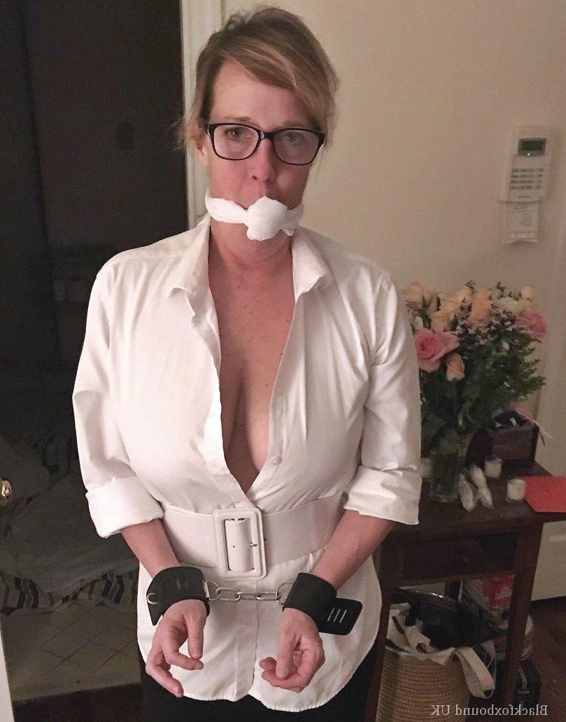 16P Une femme aux gros seins se retrouve ligotée et bâillonnée de différentes manières dans sa maison