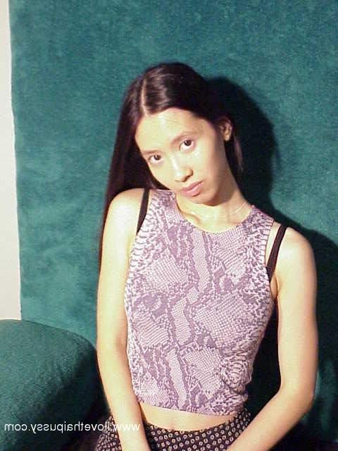 16P Menina asiática fumegante com curvas finas se despindo até ficar só de calcinha