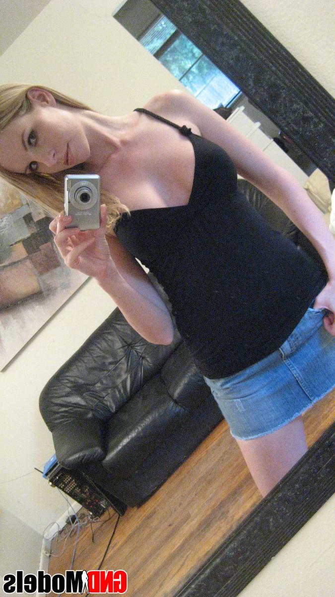 12P La rubia amateur Angel acaricia sus grandes tetas mientras se toma fotos en un espejo