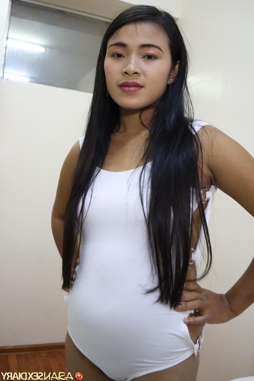 20P かなりのアジア人美女ヴィヴィが頭を与えた後、ハメ撮りの後背位セックスを楽しむ