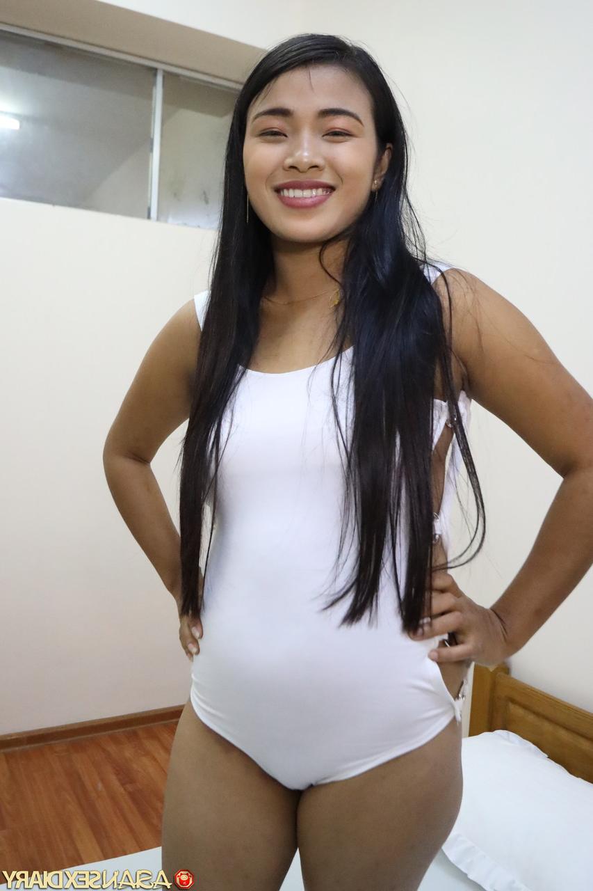 20P かなりのアジア人美女ヴィヴィが頭を与えた後、ハメ撮りの後背位セックスを楽しむ