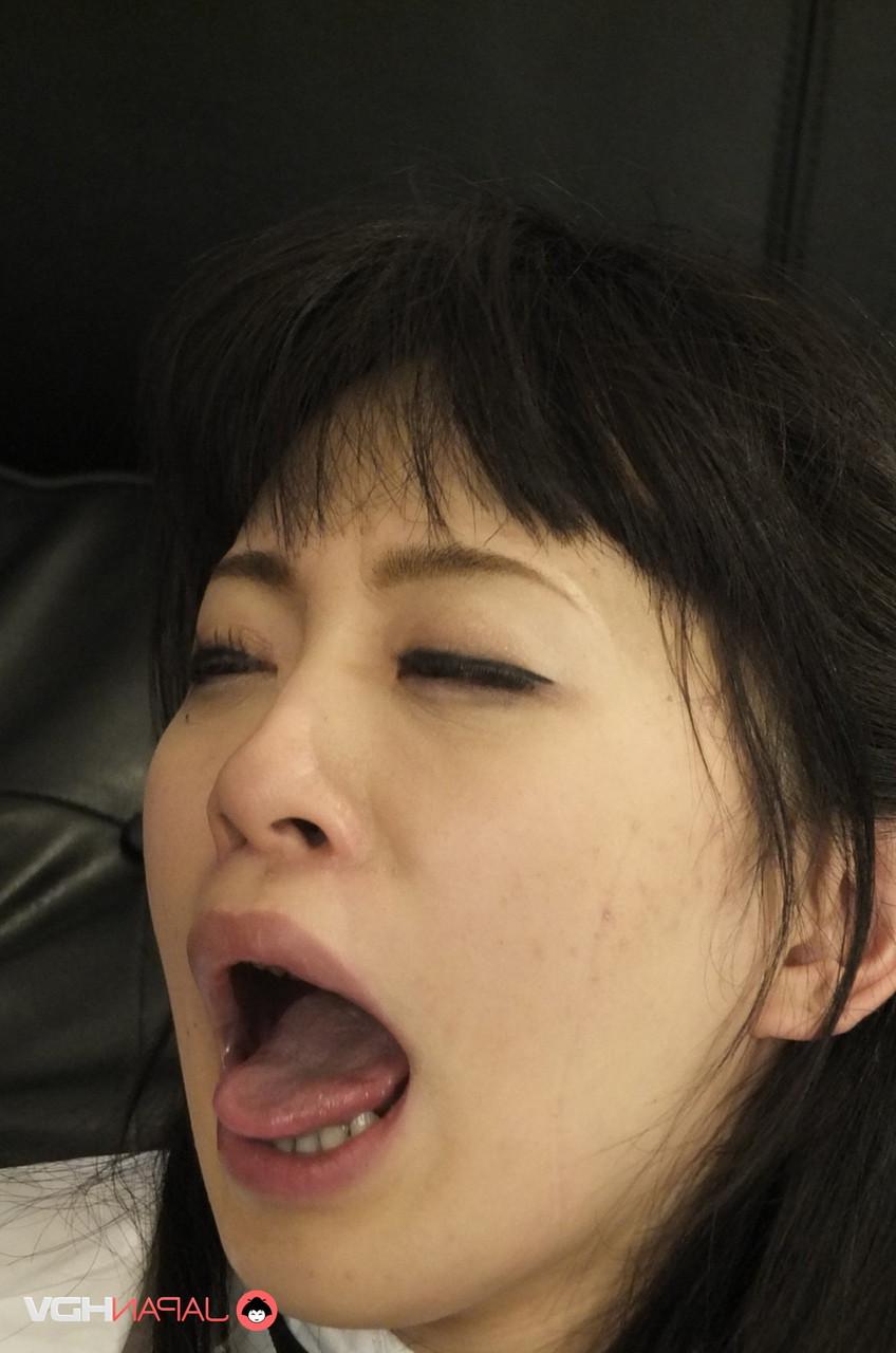 20P A linda estudante japonesa Yui Kyouno recebe seus buracos dolorosamente fodidos