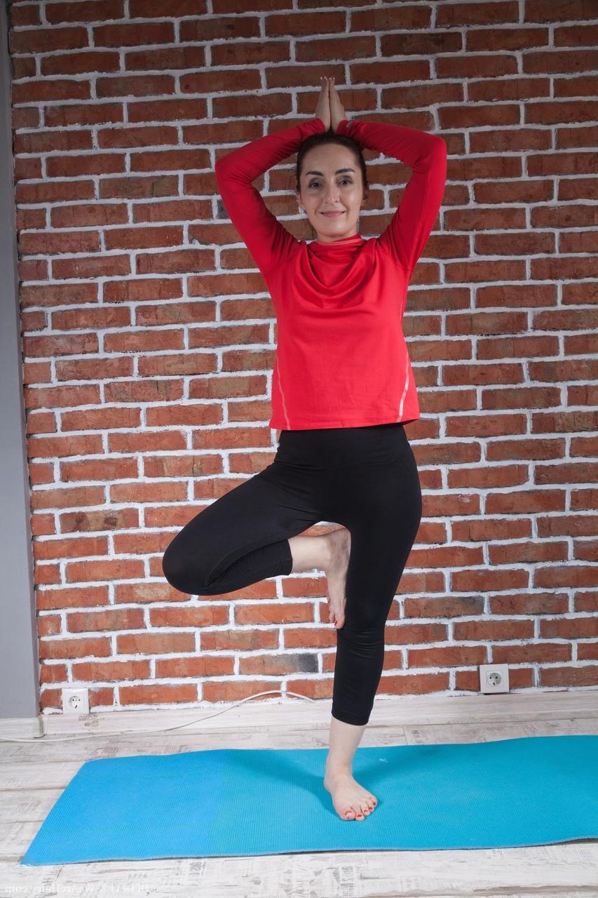 18P Das heiße Yoga-Babe Di Devi zieht sich beim Training aus und fingert ihre haarige Fotze