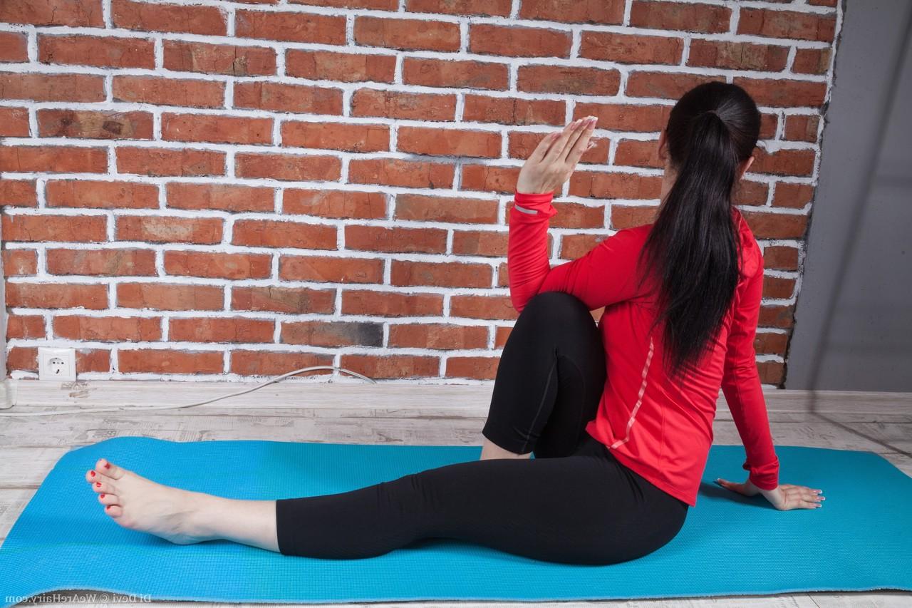18P Das heiße Yoga-Babe Di Devi zieht sich beim Training aus und fingert ihre haarige Fotze