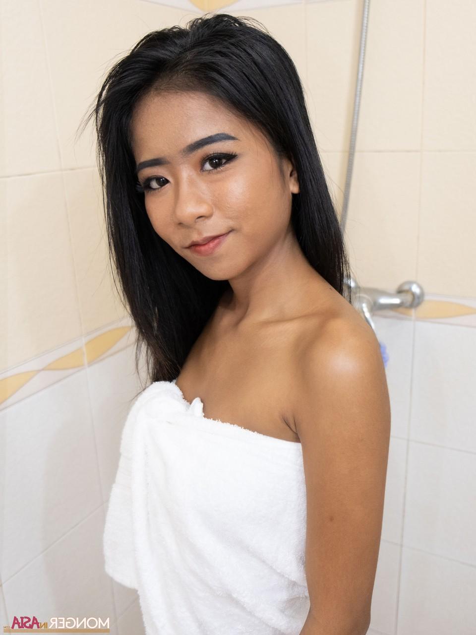 20P Das heiße asiatische Babe Som zeigt ihre schönen Titten und ihre rasierte Muschi im Badezimmer