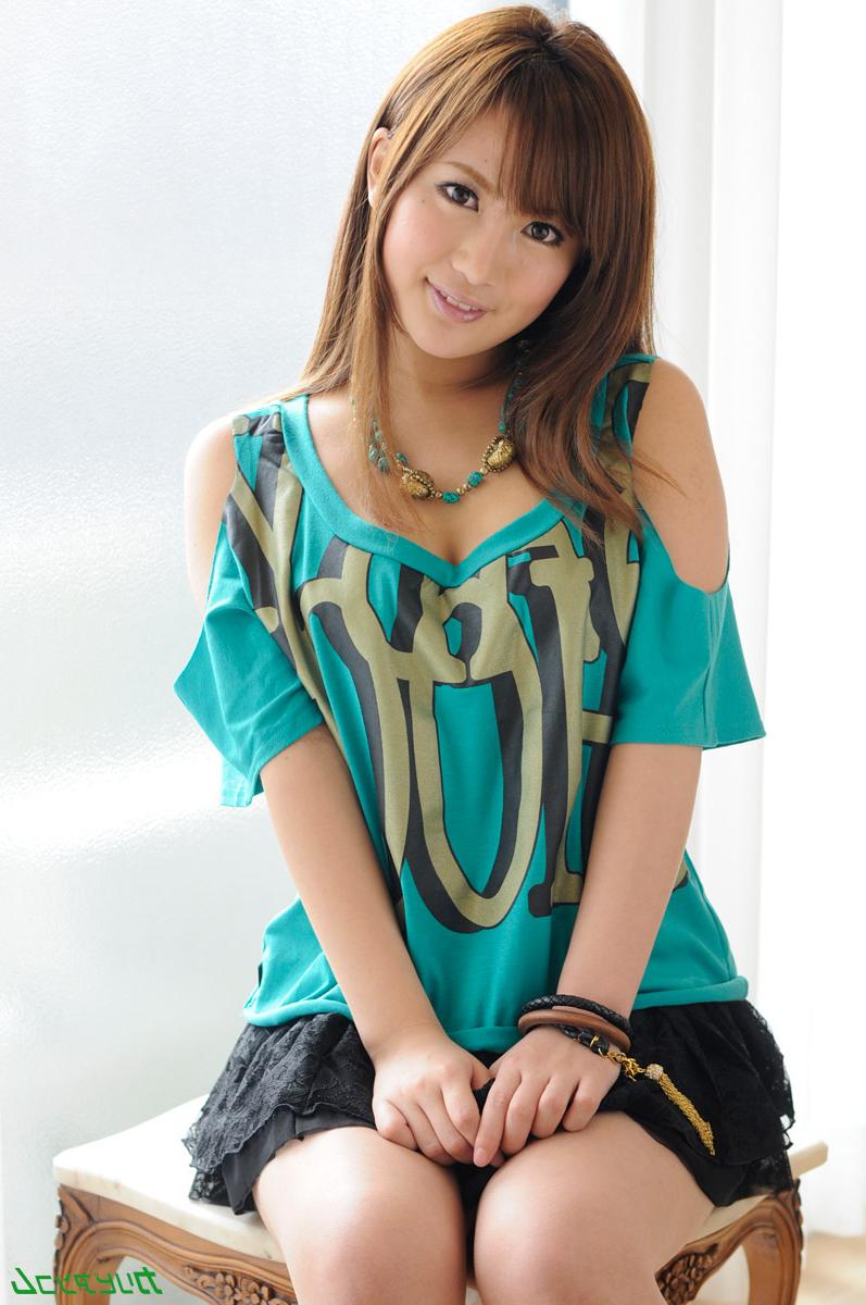 20P A querida japonesa Kokone Mizutani fica com a vulva recheada depois de se despir