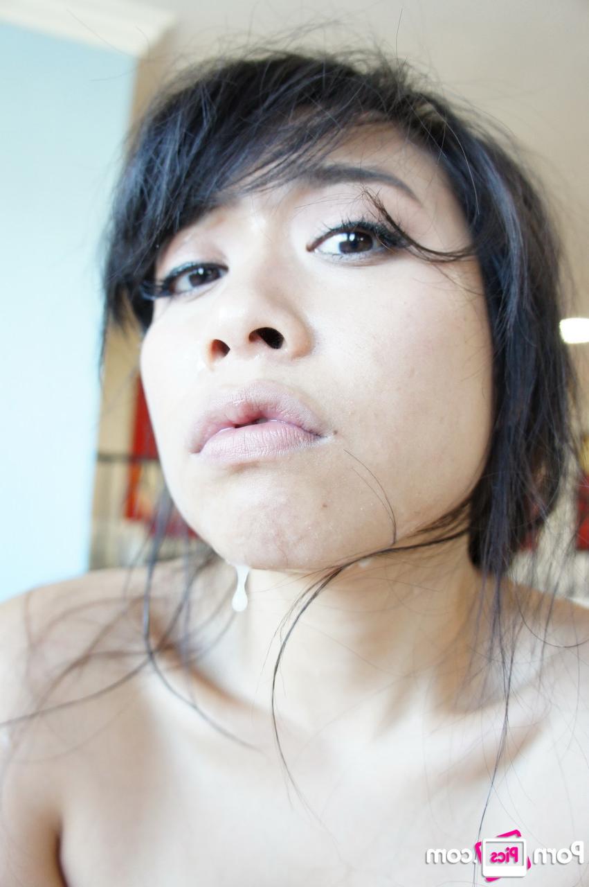 20P A pequena líder de torcida sexy May Lee leva dois enormes paus pretos na cama