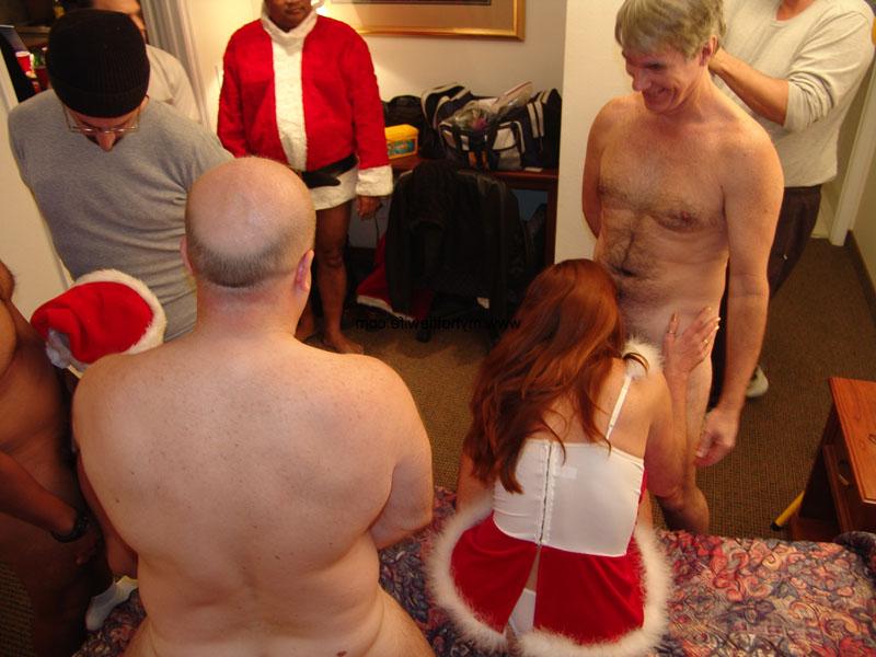 20P As ninfas maduras Dee e Tracy Lick se envolvem em uma orgia de Natal com homens velhos