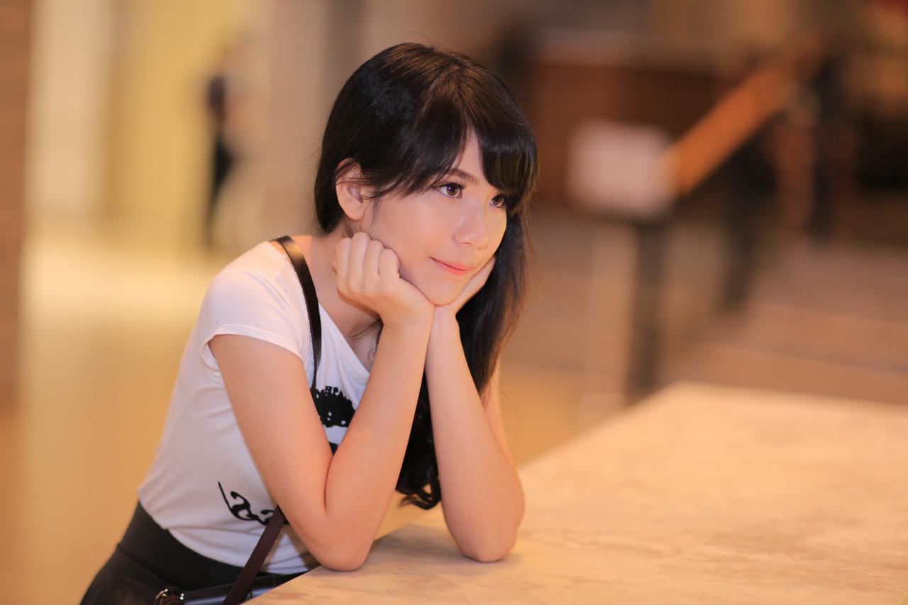 20P Beautiful petite model teases with her sexy legs in a cute outfit