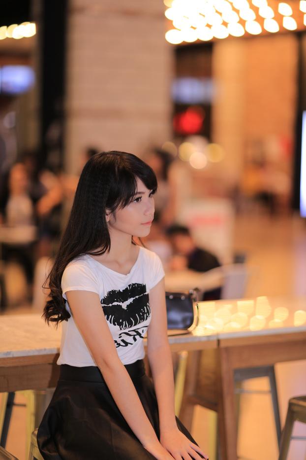 20P Beautiful petite model teases with her sexy legs in a cute outfit