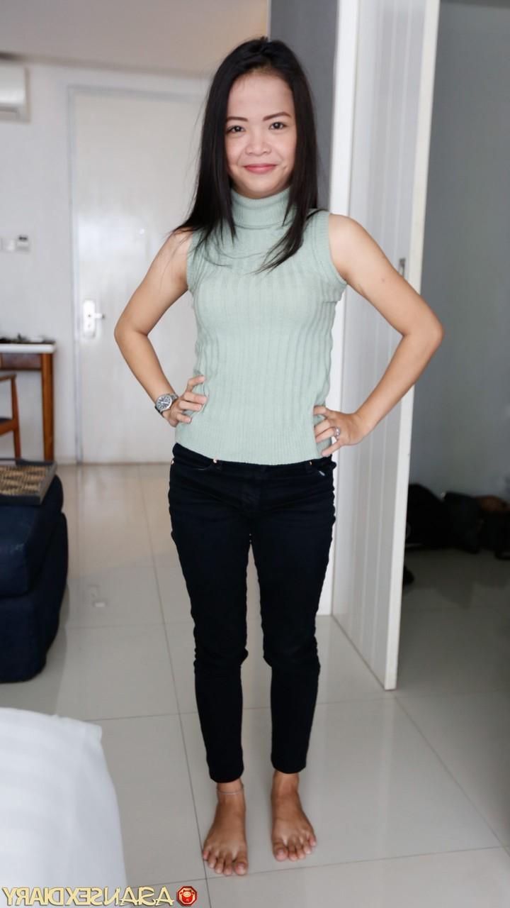 20P La petite beauté asiatique Nisa se déshabille au casting et se fait baiser en POV.
