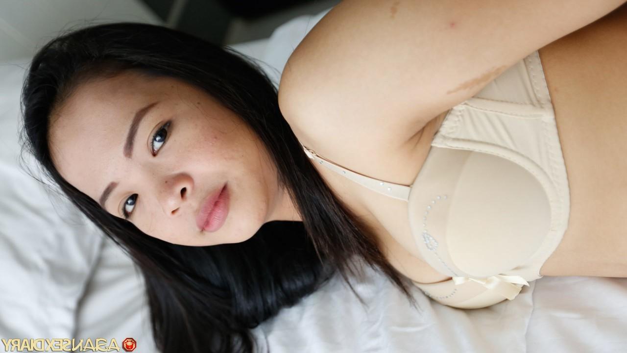 20P La petite beauté asiatique Nisa se déshabille au casting et se fait baiser en POV.