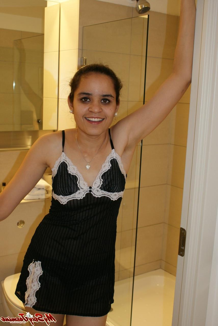 12P インドの美少女が便座に座りながらトップレスになる