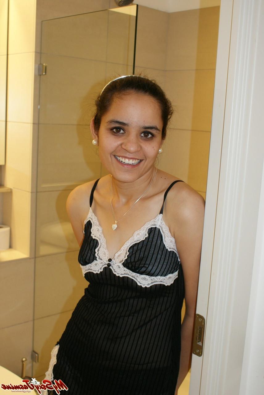 12P インドの美少女が便座に座りながらトップレスになる