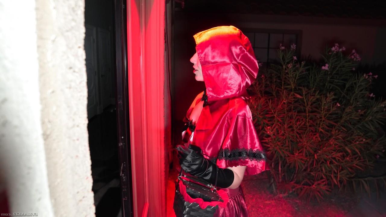 15P Rebel Rhyder s'habille en Petit Chaperon Rouge avant une relation sexuelle interracial hardcore