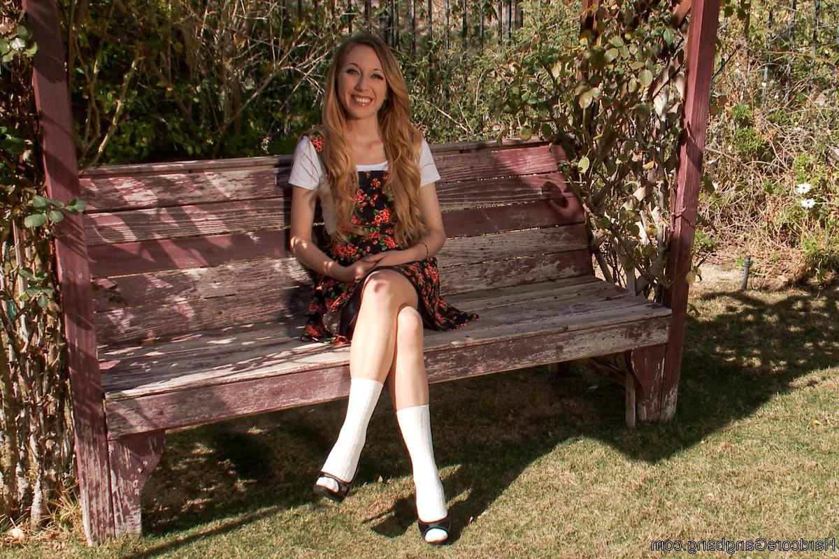 20P Beautiful girlfriend Emma Haize gets a DP in a wild outdoor gangbang