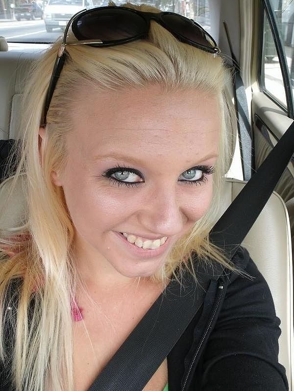 16P La blonde salope Ami Jordan pose en solo et montre ses gros seins et son cul rond.