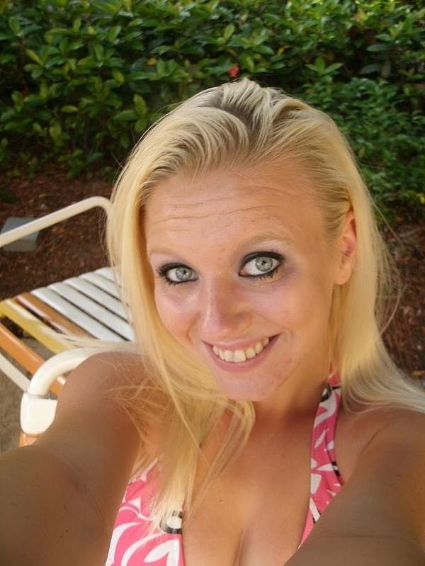 16P La blonde salope Ami Jordan pose en solo et montre ses gros seins et son cul rond.