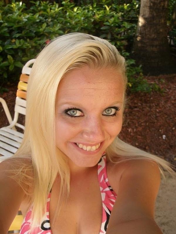 16P La blonde salope Ami Jordan pose en solo et montre ses gros seins et son cul rond.