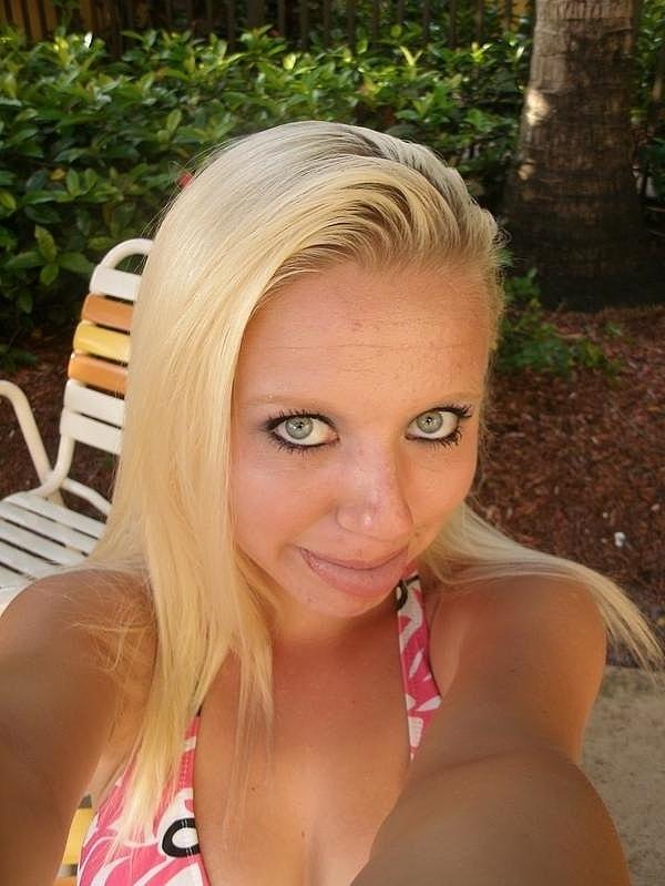 16P La blonde salope Ami Jordan pose en solo et montre ses gros seins et son cul rond.