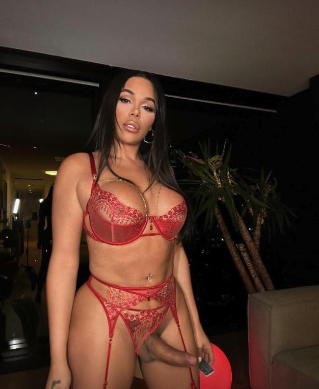 10P La sexy amateur ts lauren cox muestra sus grandes tetas y su culo en lencería