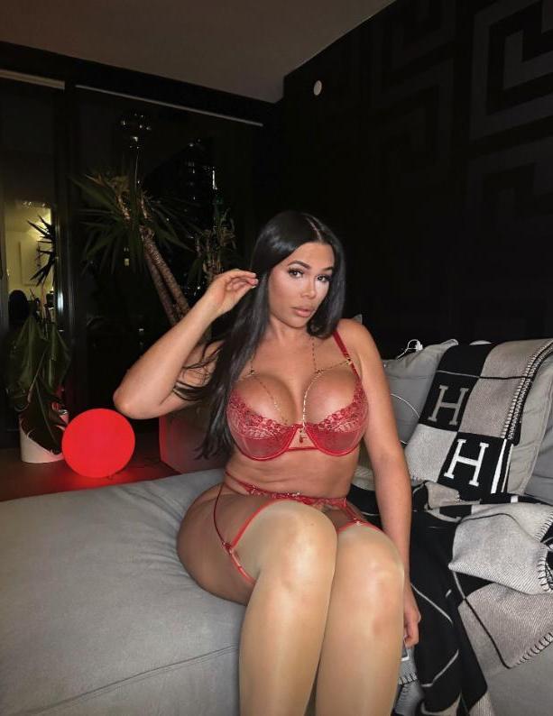 10P La sexy amateur ts lauren cox muestra sus grandes tetas y su culo en lencería
