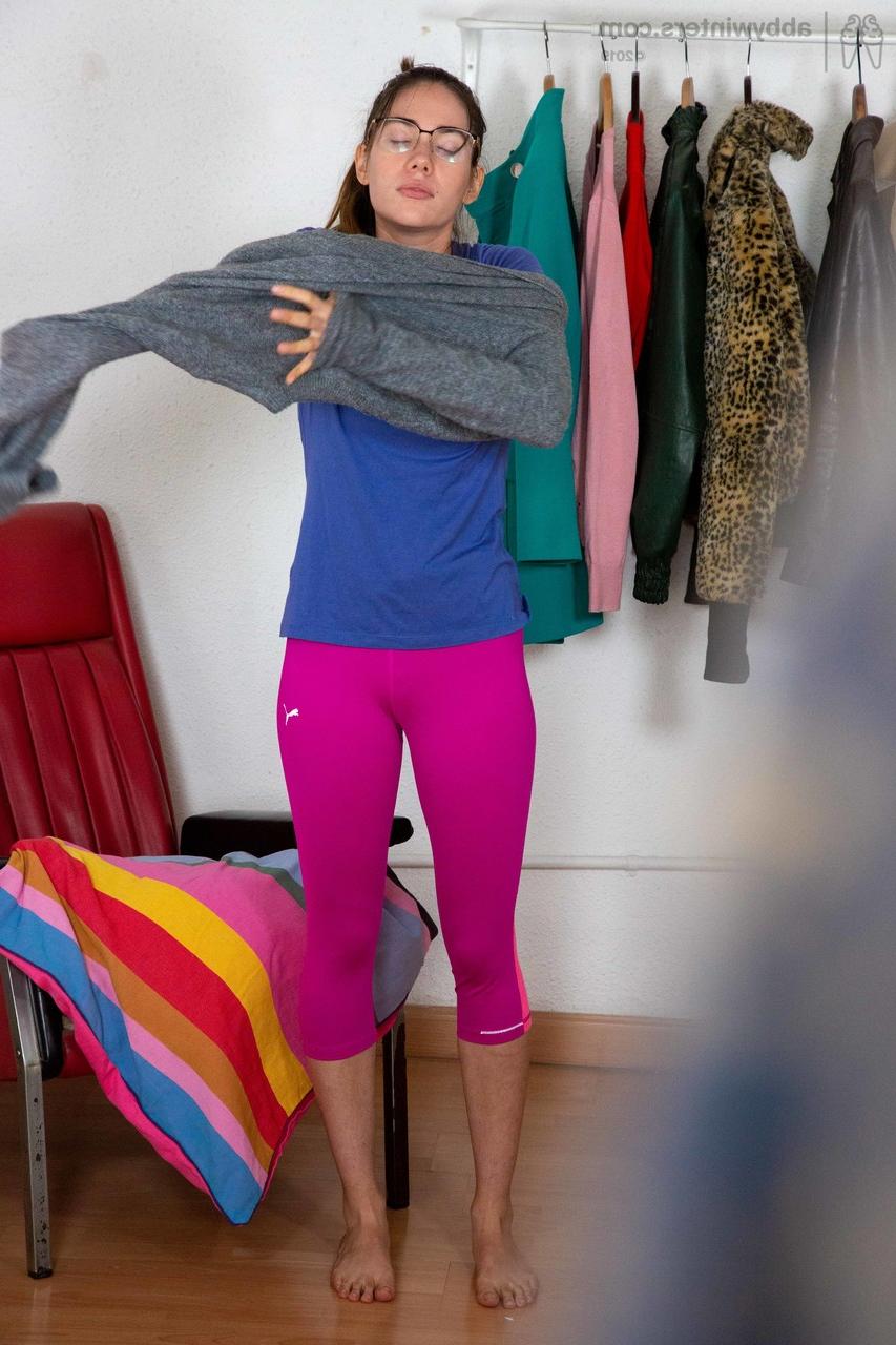 20P Doce amadora com peitos pequenos Paola G vestindo suas roupas de corrida