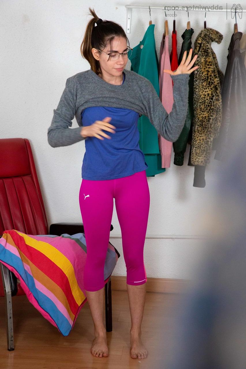 20P Doce amadora com peitos pequenos Paola G vestindo suas roupas de corrida