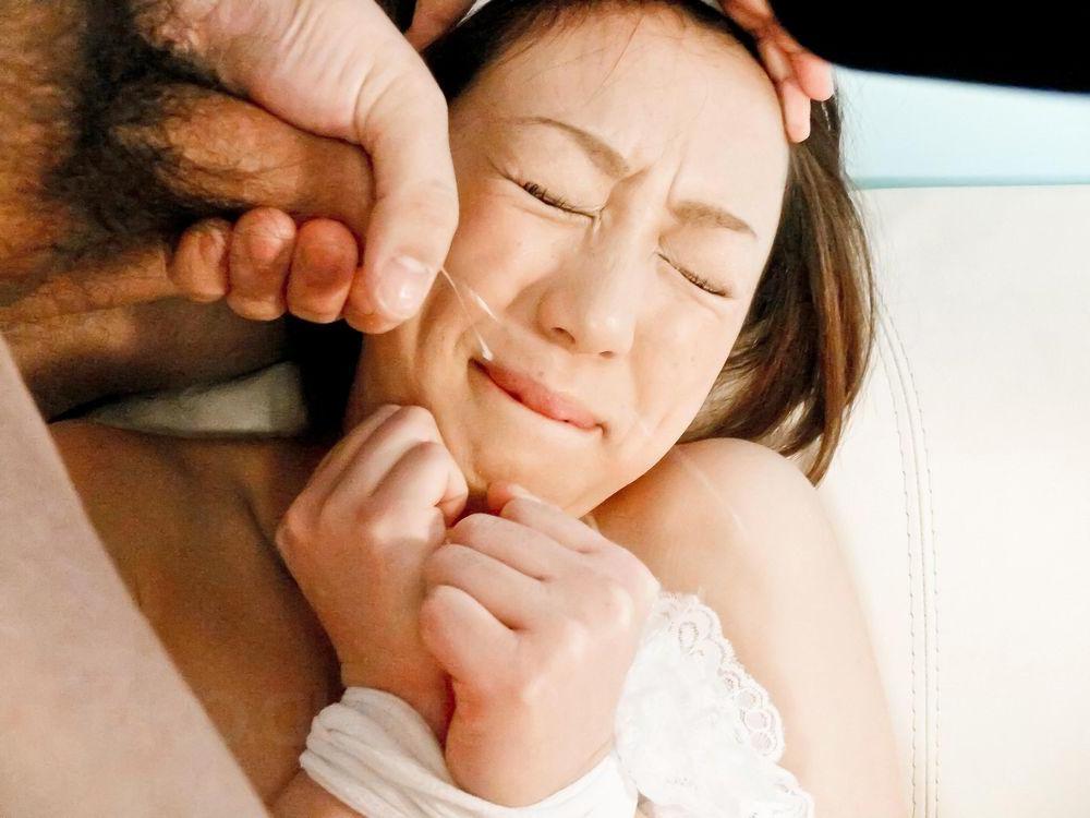 16P La japonaise Rina Yuuki reçoit des éjaculations faciales lors d'une scène de gangbang.