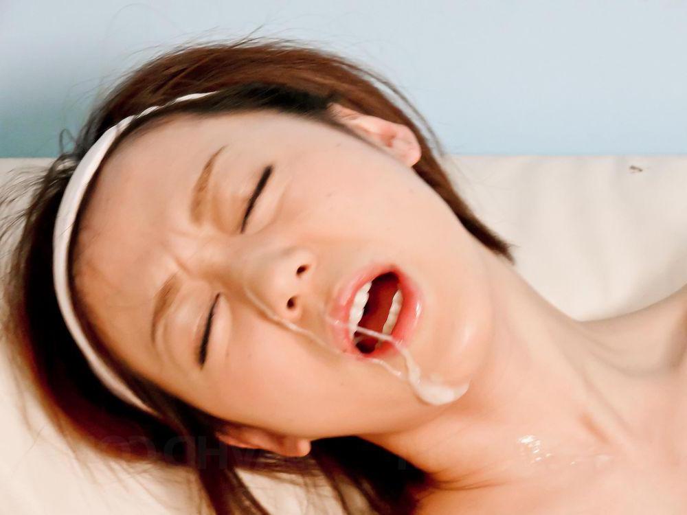 16P La japonaise Rina Yuuki reçoit des éjaculations faciales lors d'une scène de gangbang.