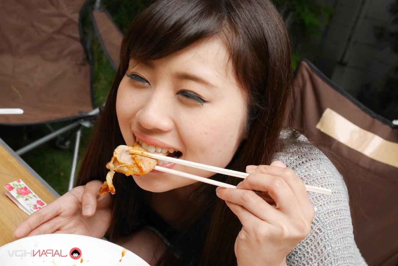 20P La japonesa Nene Kinoshita muestra su coño recortado con creampie después de tener sexo salvaje