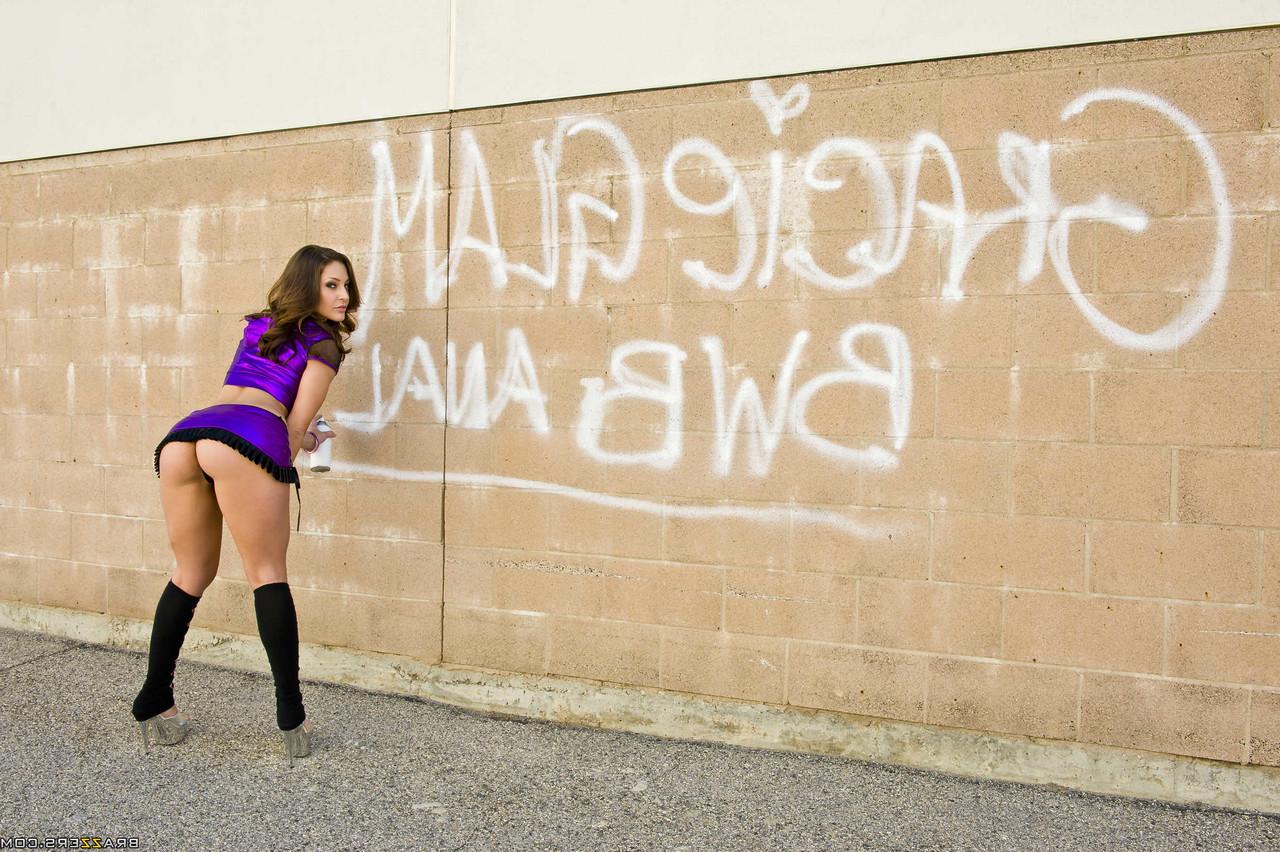 17P La superbe brune Gracie Glam se fait huiler son cul moyen et chaud de manière sexy.