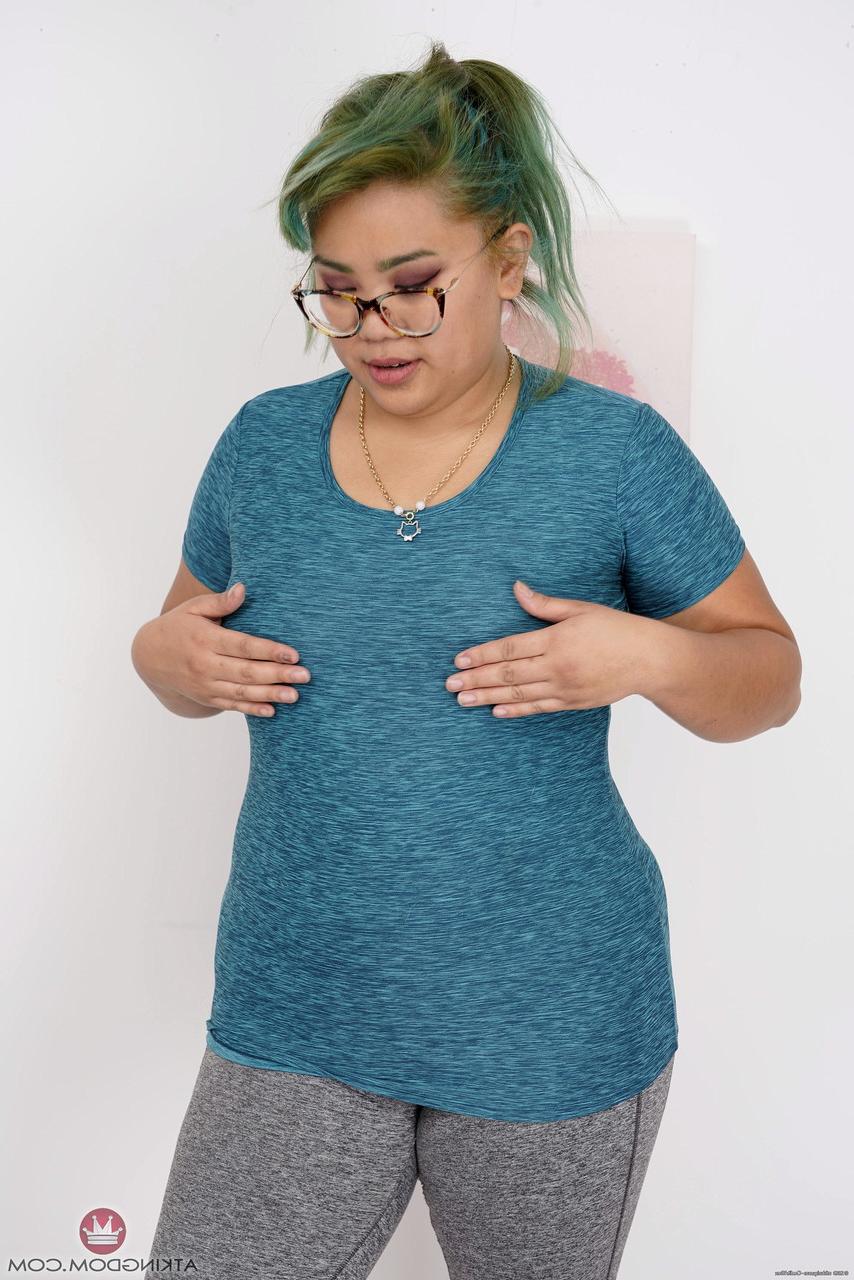 20P Das mollige asiatische Babe Manila Bey enthüllt ihre großen schlaffen Titten und ihren riesigen Arsch