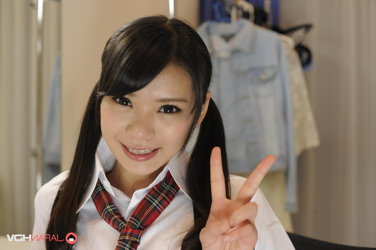 15P Les étudiantes japonaises Akubi Yumemi et Runa Kobayashi montrent leurs chattes et leurs fesses.