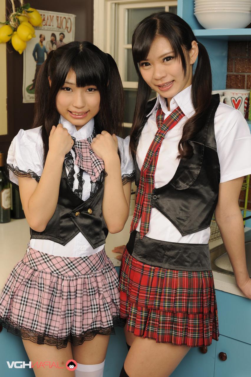 15P Les étudiantes japonaises Akubi Yumemi et Runa Kobayashi montrent leurs chattes et leurs fesses.