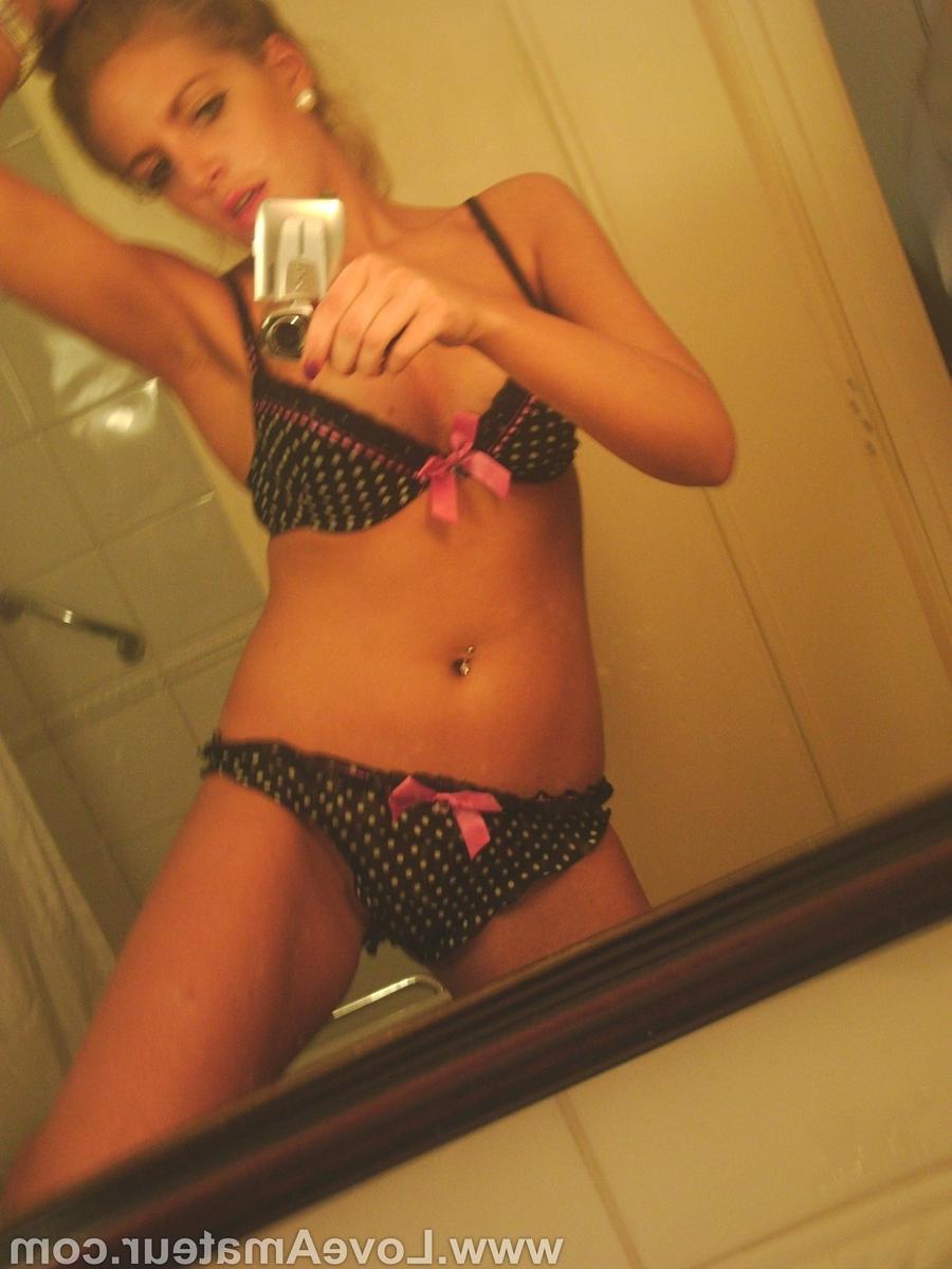 16P Das sexy britische Mädchen Dani Divine macht Selfies im Spiegel, während sie sich auszieht