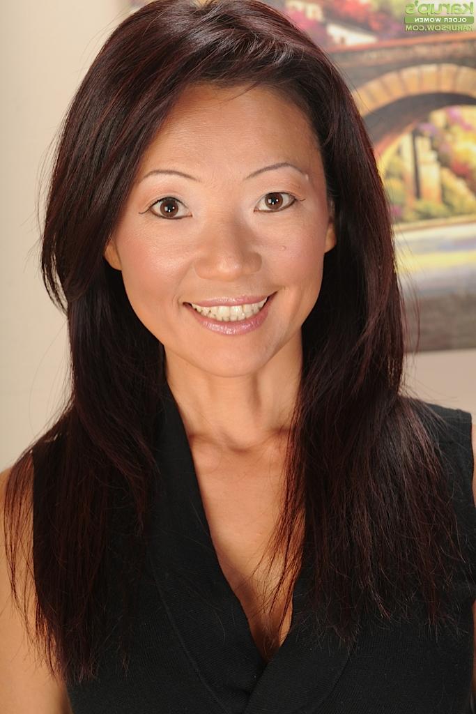 16P Natsuko Kurosawa, une MILF asiatique habile, se doigte sur le canapé.